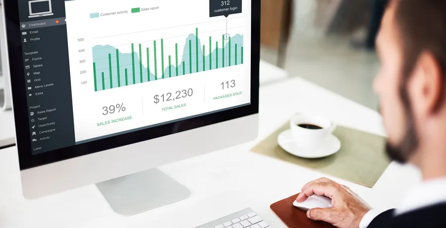 Painel de dashboard mostrando métricas de marketing e vendas em tela de computador