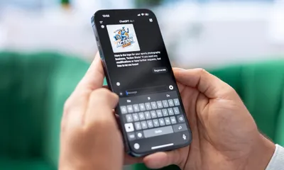 Pessoa usando inteligência artificial em aplicativo de celular para responder mensagens de clientes