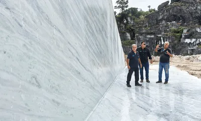 Sócios de uma mineradora de mármore na própria pedreira em Cachoeiro de Itapemirim, cidade conhecida pela força da indústria de rocha ornamental