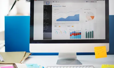 Gráfico de desempenho de campanha de marketing digital em tela de computador