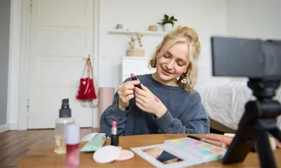 Criadora de conteúdo gravando material para redes sociais em frente à câmera